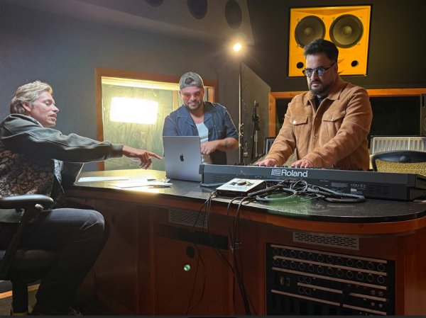 AtellaGali y Carlos Baute Colgando en tus manos