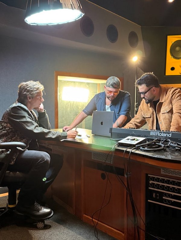 AtellaGali y Carlos Baute Colgando en tus manos