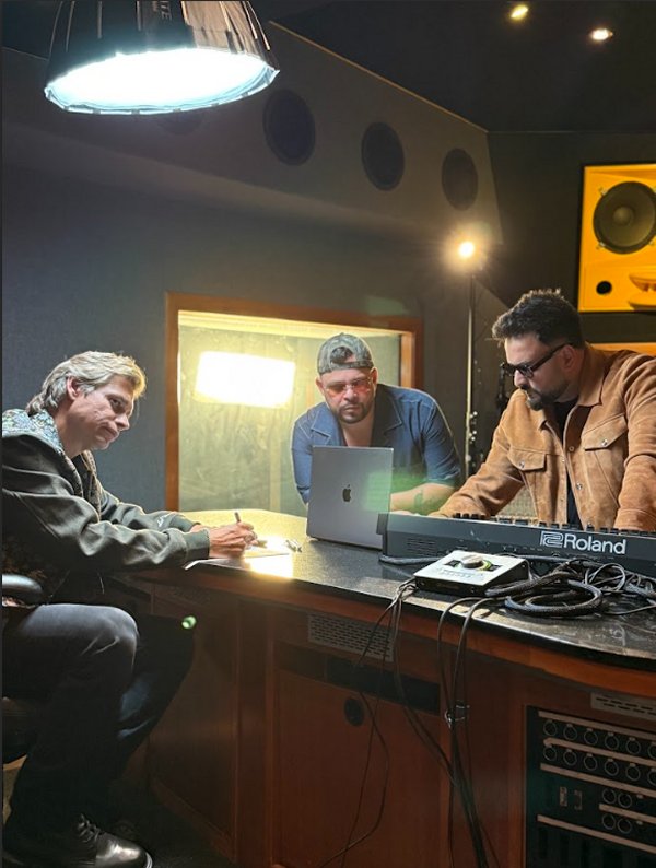 AtellaGali y Carlos Baute Colgando en tus manos