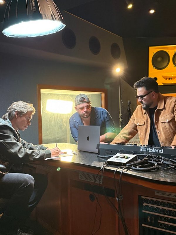 AtellaGali y Carlos Baute Colgando en tus manos