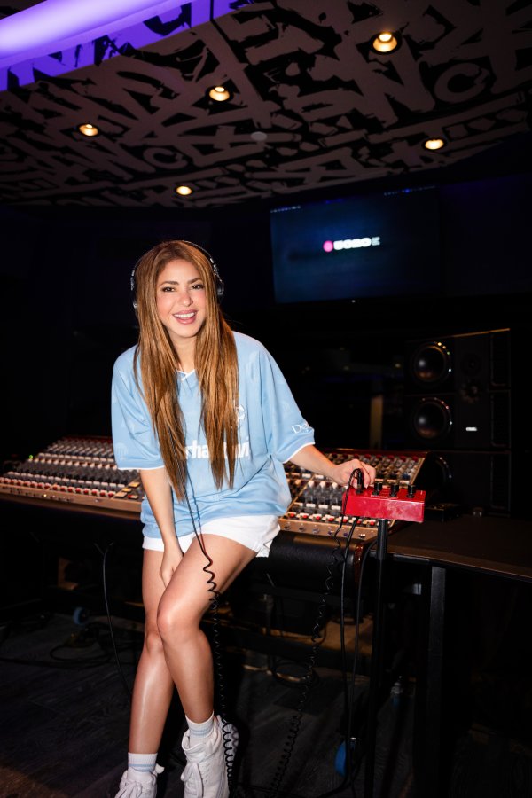 Shakira prepara cositas musicales